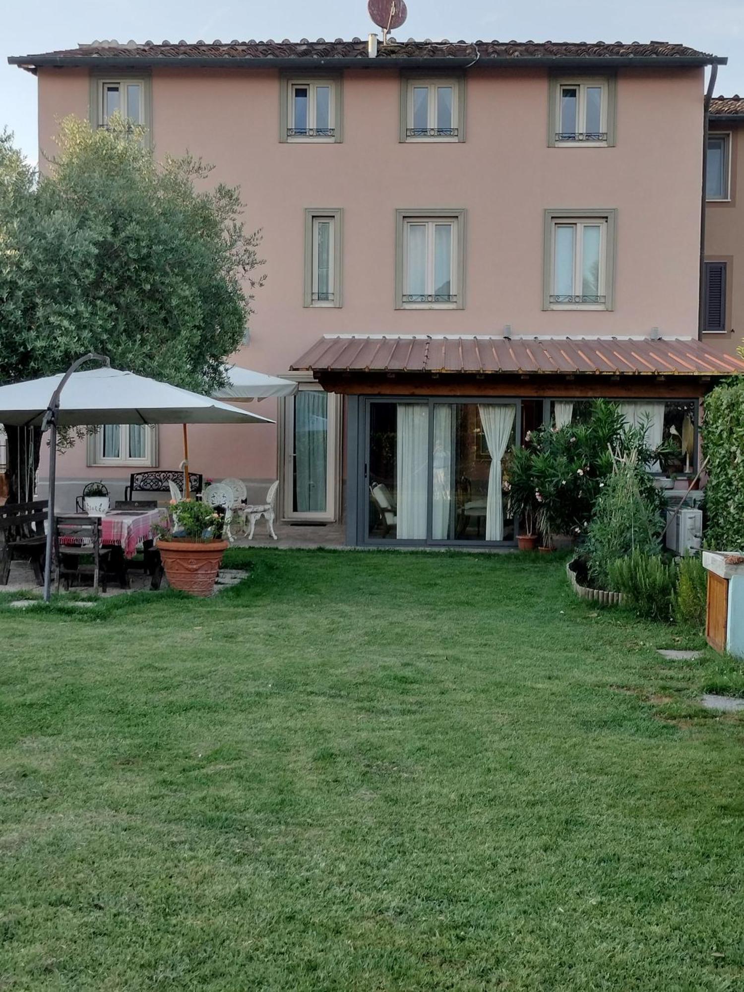 B&B La Rosa Nel Verde Lucca Buitenkant foto